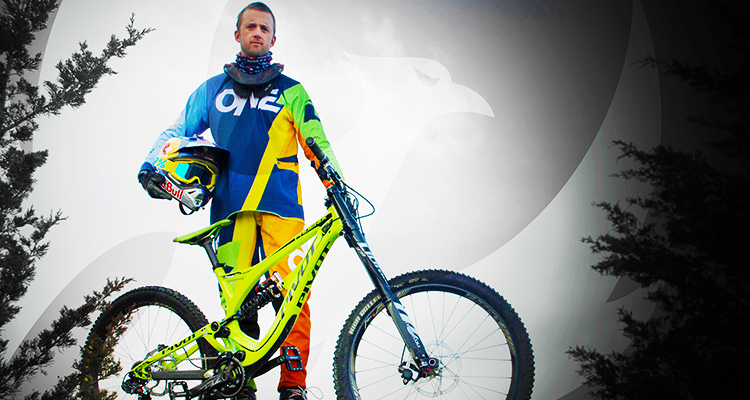 Aaron Chase firma con Pivot Cycles