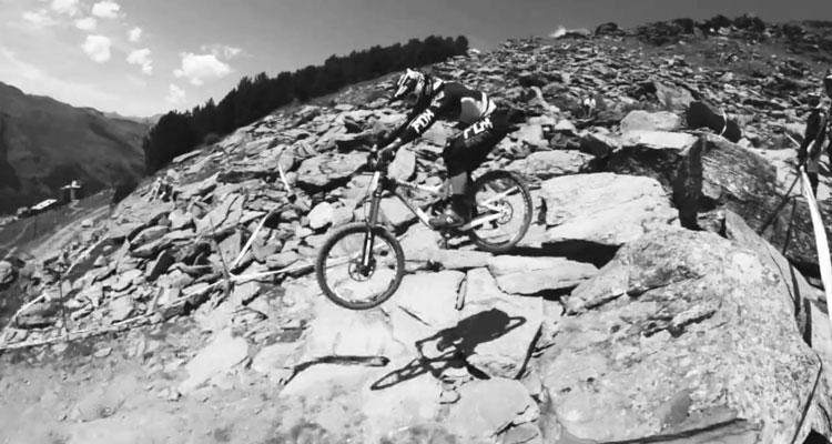 La dedica di Commençal in un video