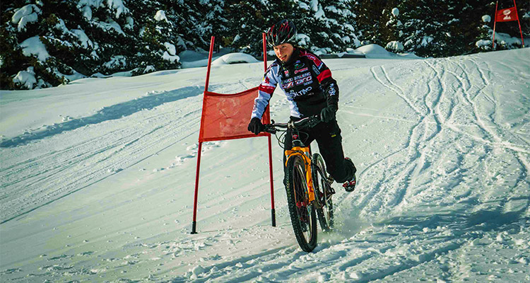 Hero Ice Cross, downhiller contro cross country, sulla neve!