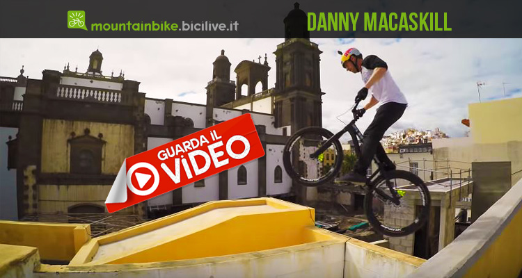 Danny MacAskill da brivido sui tetti di Las Palmas: il video “Cascadia”