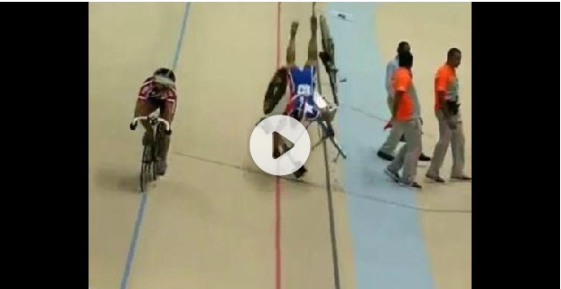 Gara su pista: ciclista investe carrello in pista