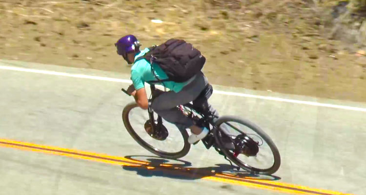 In bici a 80 km/h senza pedalare sulla Mulholland Drive