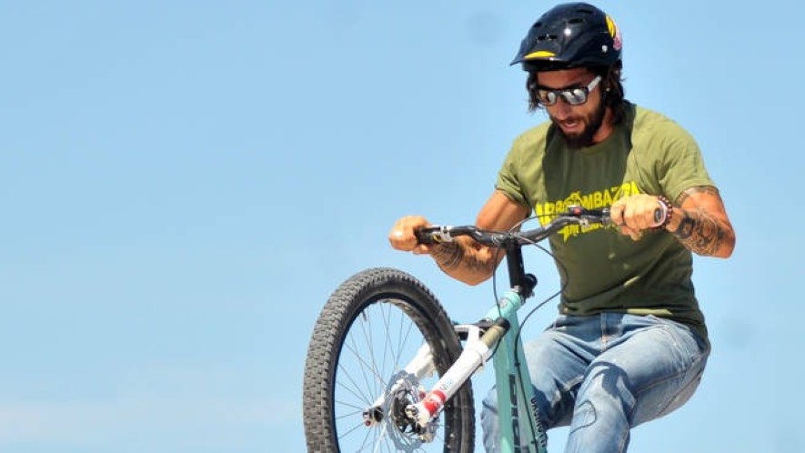 Vittorio Brumotti vittima di un incidente in bici