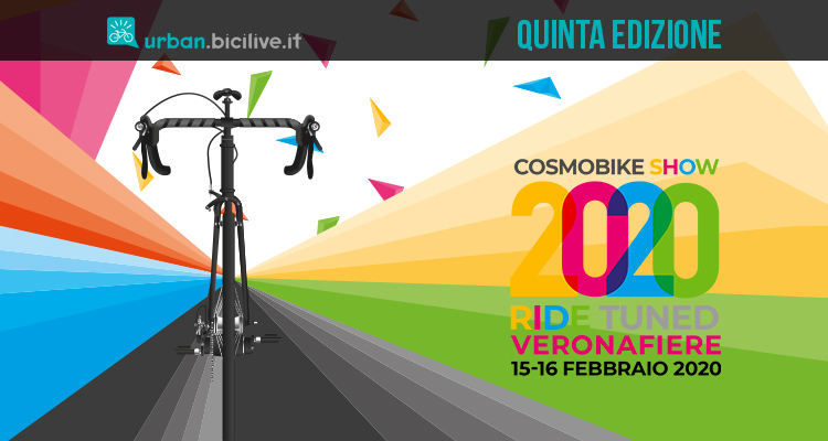 urban bici che viaggia su sfondo colorato evento cosmobike show 2020 bici