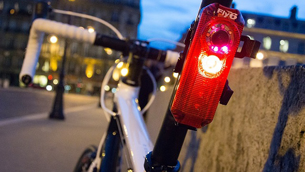Fly6, la videocamera posteriore con luce lampeggiante